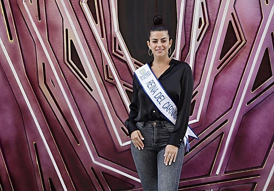 Lola Ortiz posando como reina del carnaval de 2023.