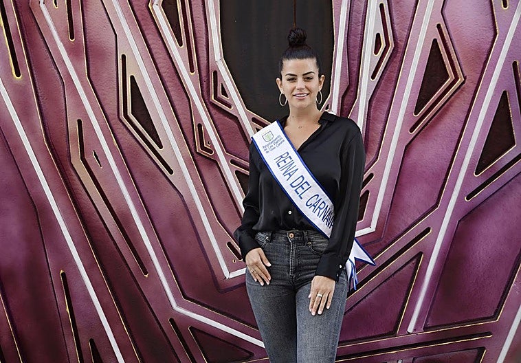 Lola Ortiz posando como reina del carnaval de 2023.