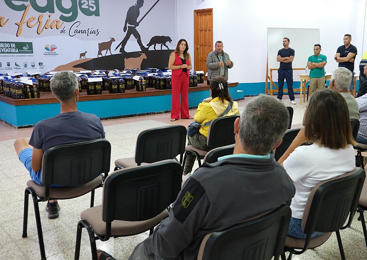 Imagen secundaria 1 - Al inicio del reparto acudieron la presidenta Lola García y el consejero Matías Peña.