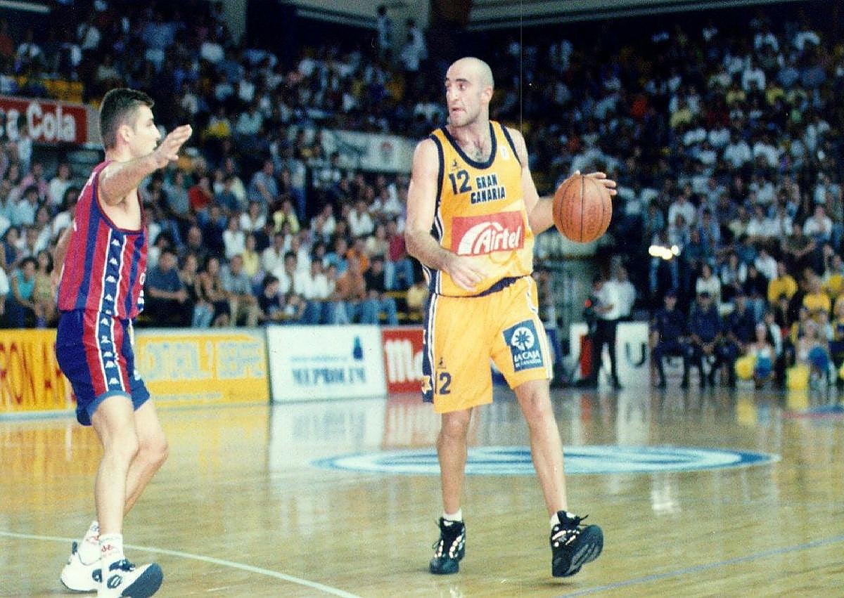 Imagen secundaria 1 - Oliver, Rabaseda y Paulí se hacen un selfi tras gana en Milán en la Euroliga. Abajo, a la izquierda Jaume Morales y a la derecha Berni Tamames.