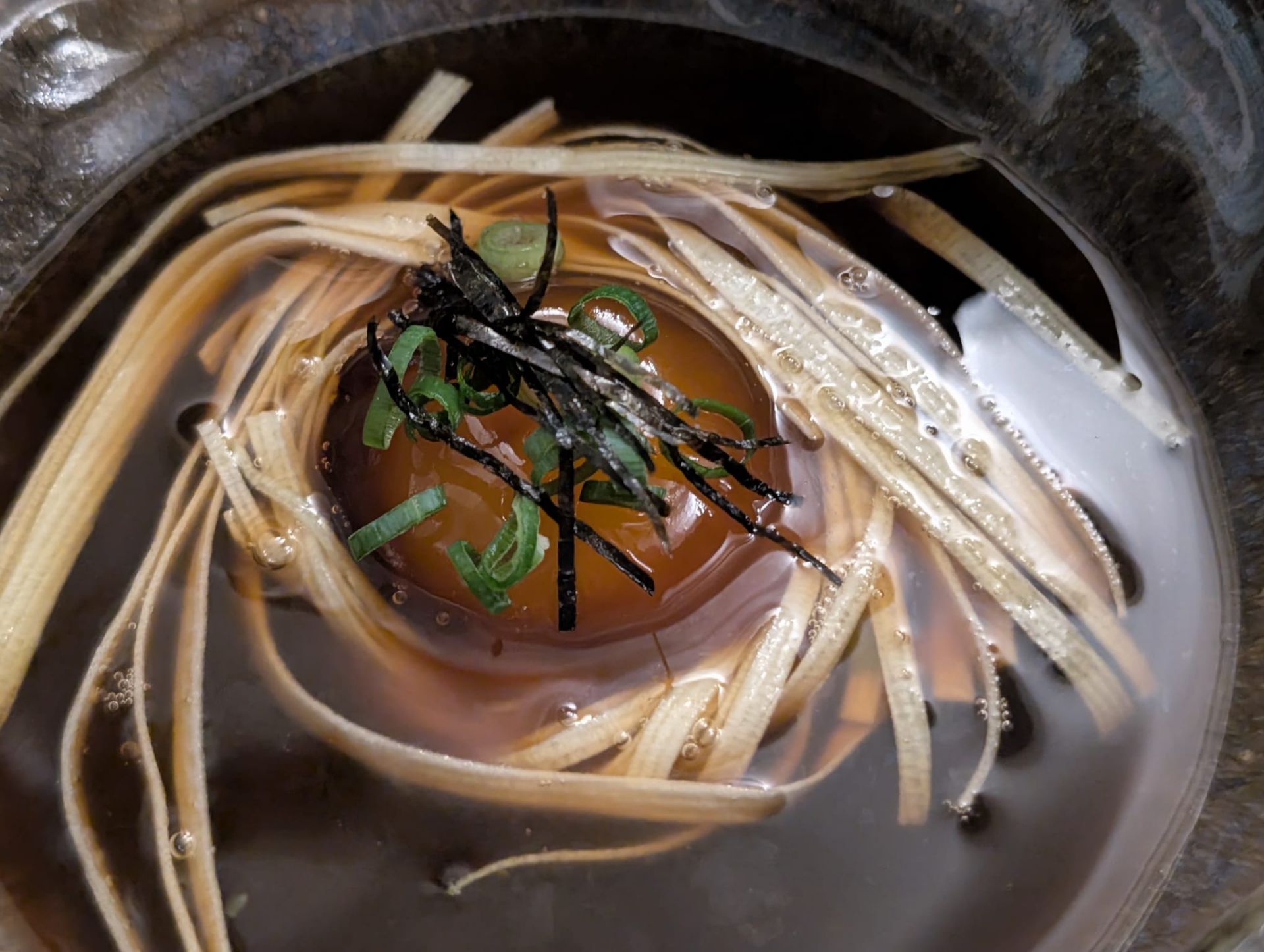 Imagen secundaria 1 - Samuel Naveira y Borja Marrero en la sala del Muxgo.