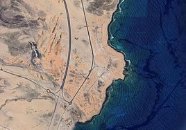 La carretera delimita el ámbito del plan parcial de Rosa del Lago, al norte de Puerto Lajas, en el municipio de Puerto del Rosario.