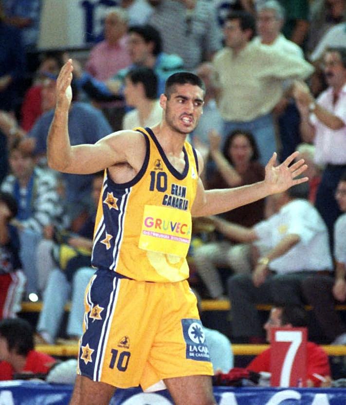 Imagen secundaria 2 - Oliver, Rabaseda y Paulí se hacen un selfi tras gana en Milán en la Euroliga. Abajo, a la izquierda Jaume Morales y a la derecha Berni Tamames.