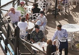 Imagen de turistas extranjeros en Playa Blanca (Lanzarote).