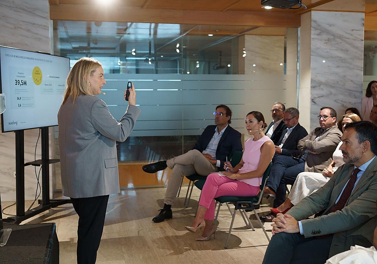 La directora de Marca de Vueling, Sandra Hors (i) ayer en la presentación del informe. Entre el público, De León.