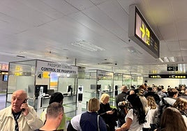 Colas en el control de pasaportes.