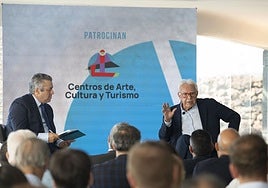 El expresidente del Gobierno Felipe González (d) ha intervenido este viernes en el evento 'Diálogos', de Global Sur Lanzarote, donde ha analizado la actualidad política española e internacional