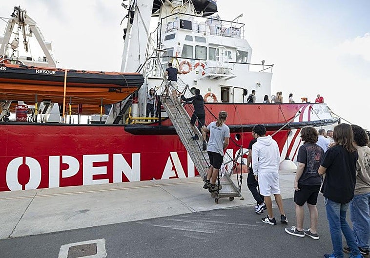 El buque de Open Arms recibe una visita escolar en el Puerto de Las Palmas.
