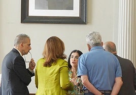 Los portavoces dialogan con Carolina Darias durante un receso del pleno.