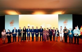 Foto de familia de los diferentes premiados.