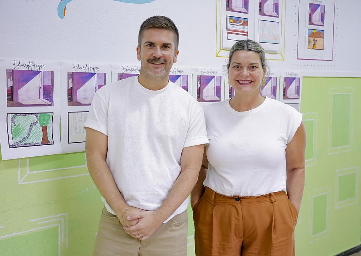 Imagen secundaria 1 - Los niños y niñas trabajan la escritura de la letra 'o'. El jefe de estudios y la directora del CEIP Tenoya, Daniel Martín (i) y Vanessa Molina.