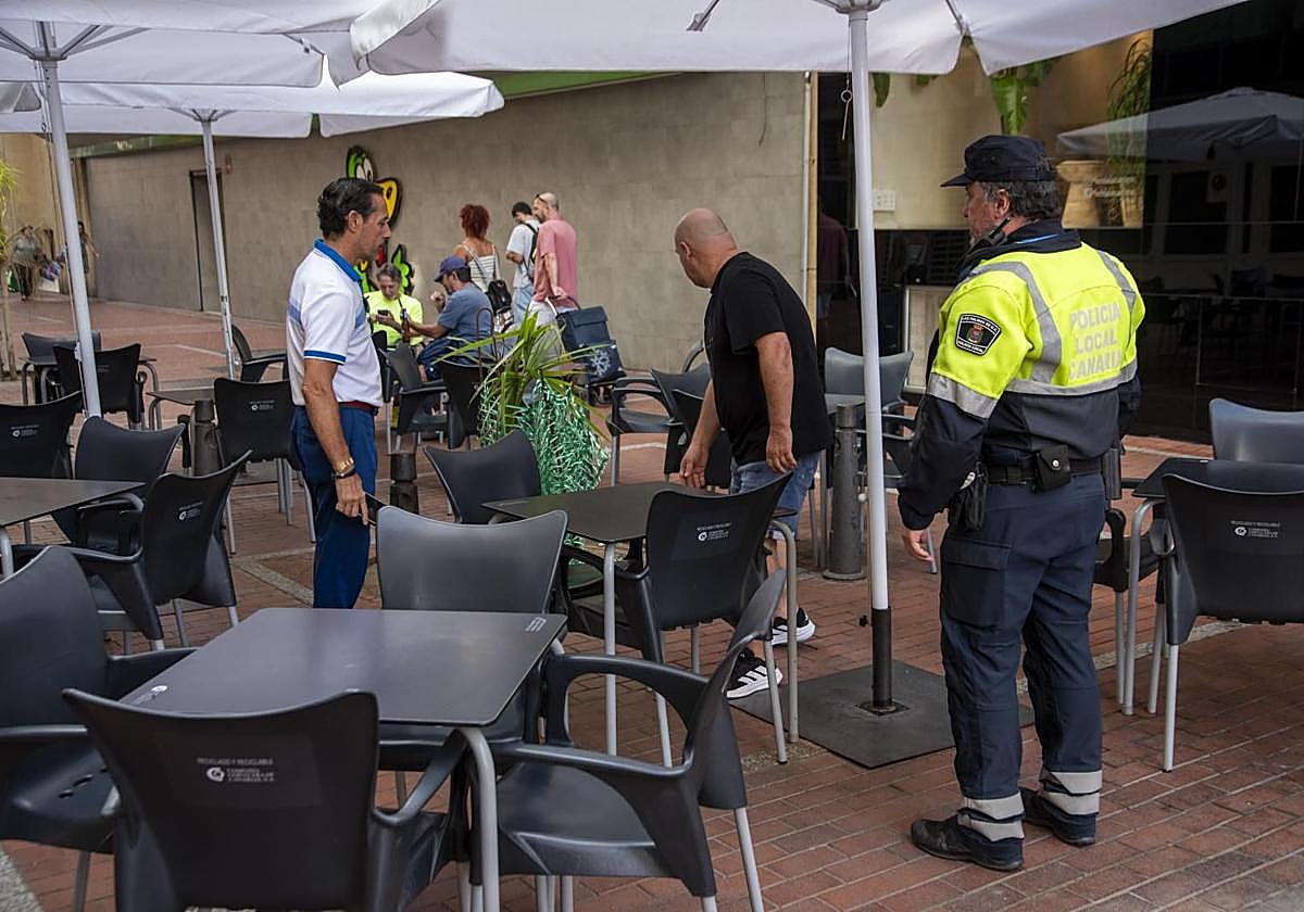 Retirada de mesas en una terraza de Las Canteras durante la intervención de este viernes.