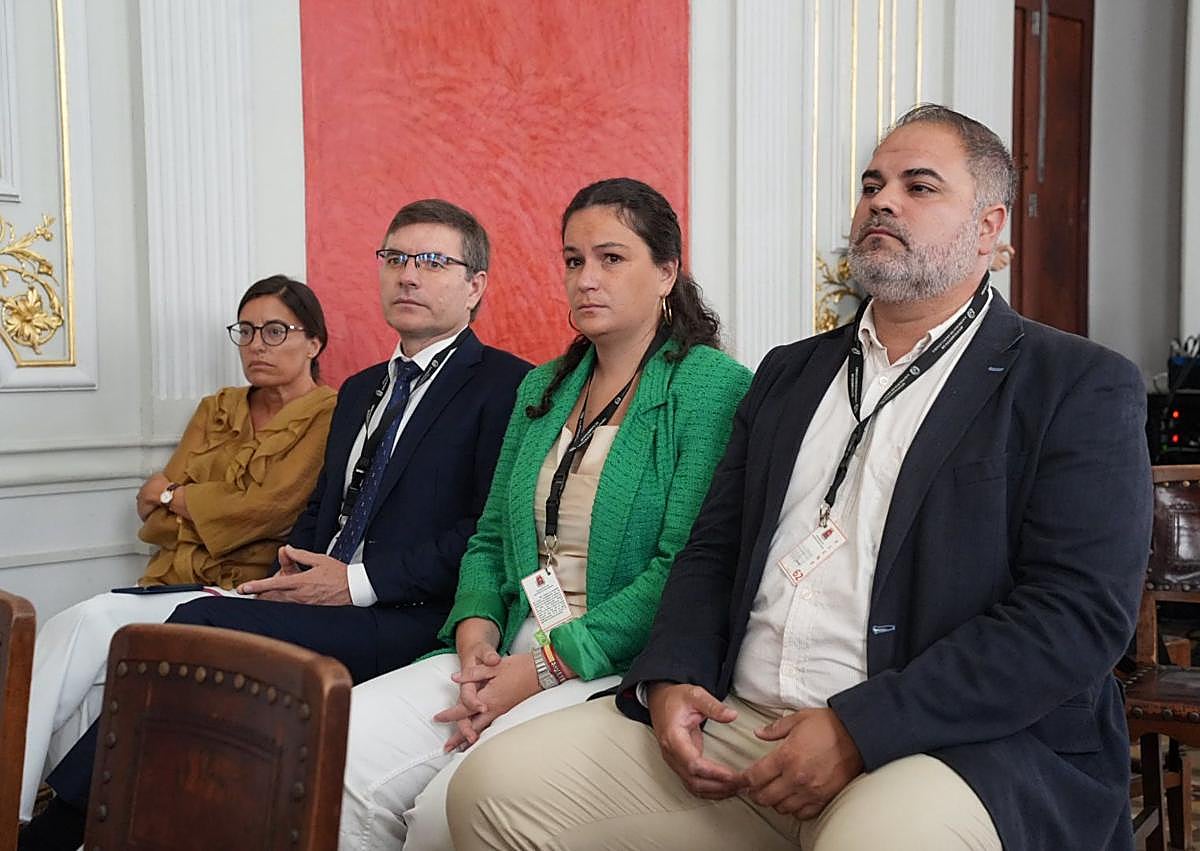 Imagen secundaria 1 - Clotilde Sánchez y cargos de Vox durante el pleno extraordinario de este viernes