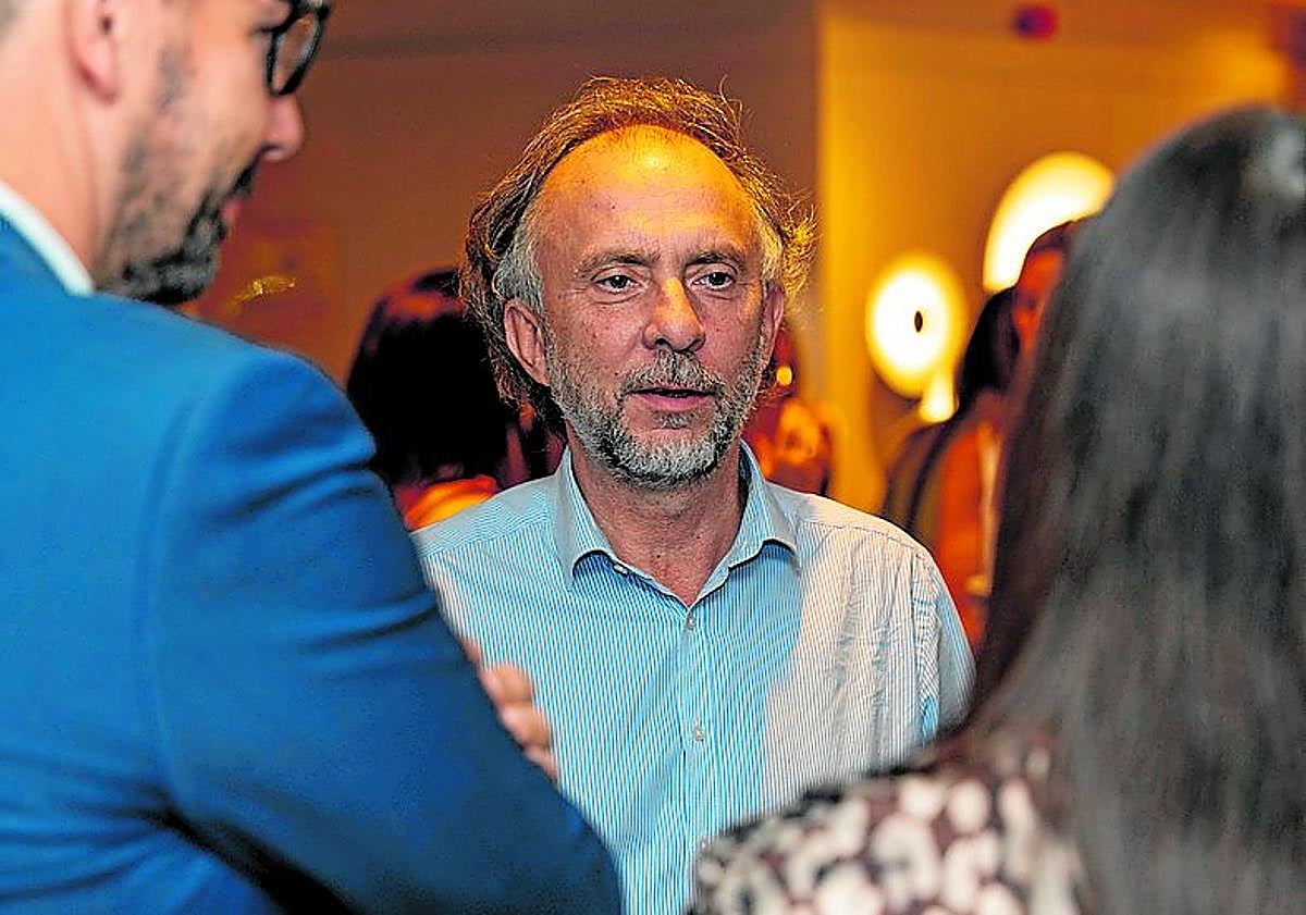 Imagen principal - Carlos Eiroa, director de Marca, Publicidad y Patrocinio de ASISA (arriba). 