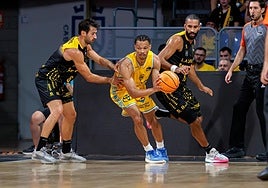 El norteamericano Isaiah Wong intenta encontrar la mejor opción ofensiva ante el CB Canarias.