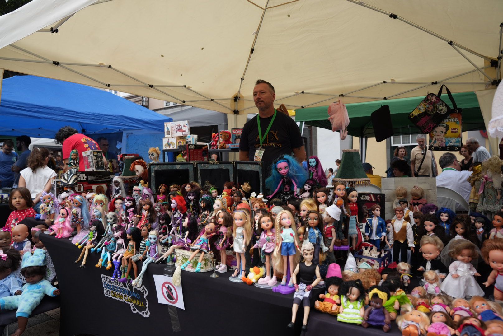 Pasión por lo vintage: éxito de la Feria del Coleccionismo en Vegueta