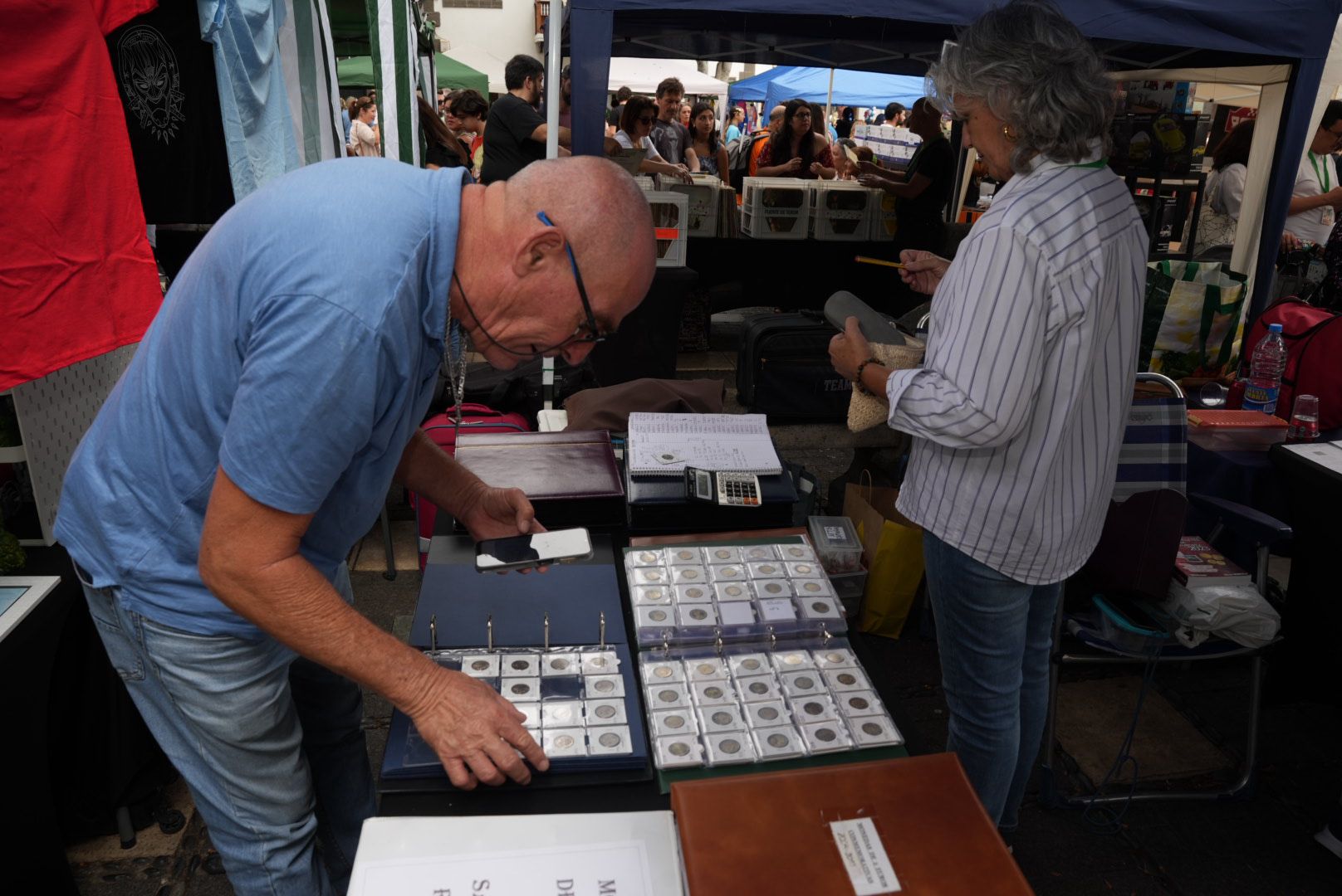 Pasión por lo vintage: éxito de la Feria del Coleccionismo en Vegueta