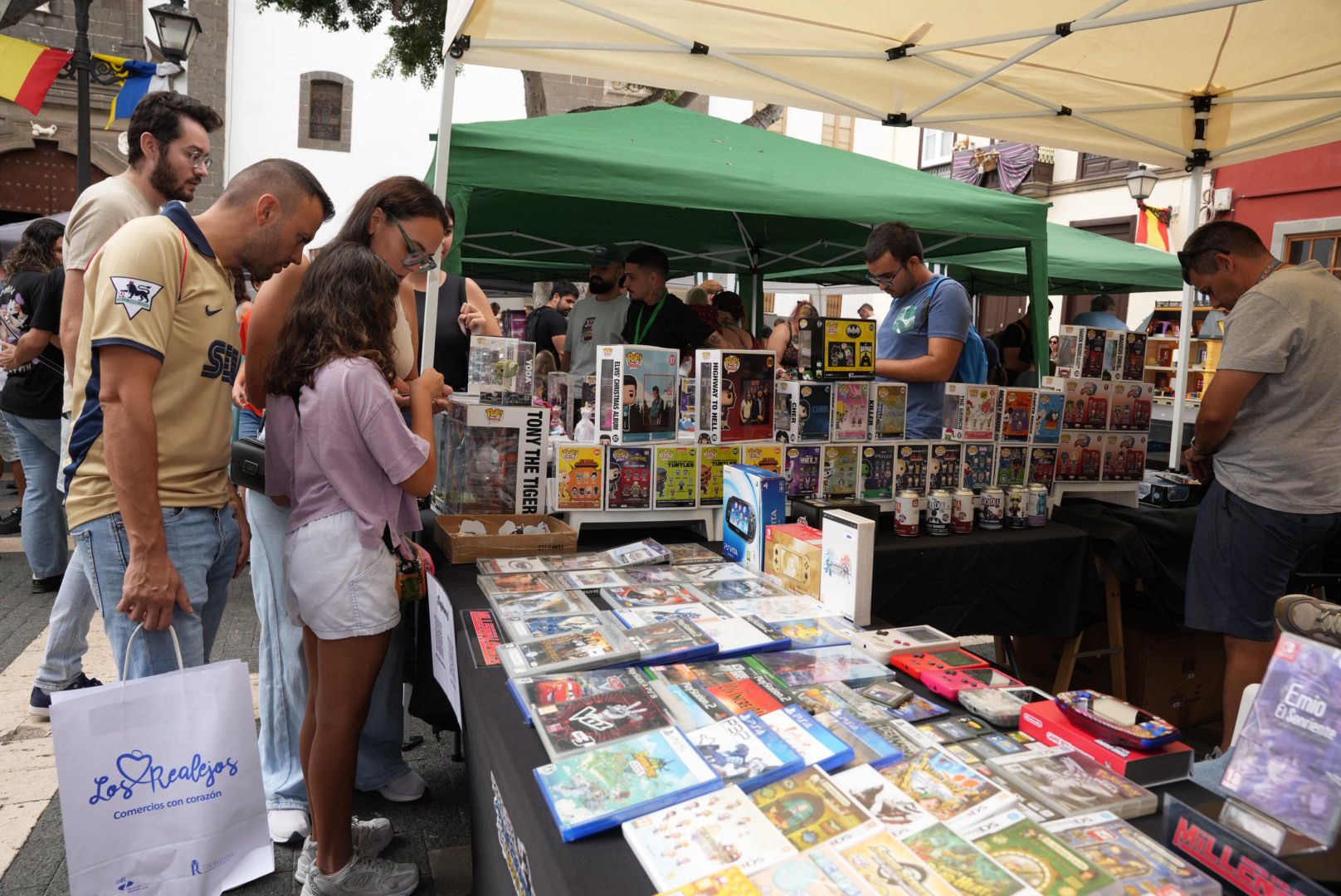 Pasión por lo vintage: éxito de la Feria del Coleccionismo en Vegueta