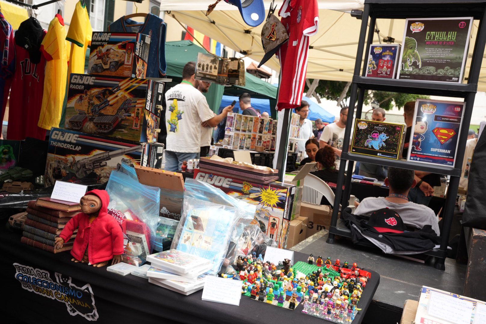 Pasión por lo vintage: éxito de la Feria del Coleccionismo en Vegueta
