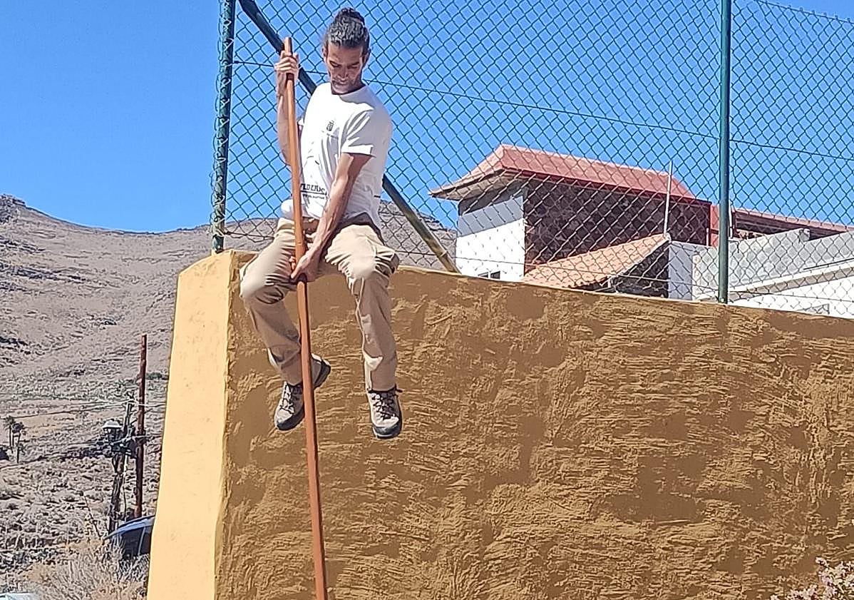 Imagen principal - Arriba, Aday Medina en plena exhibición de Salto del Pastor. Debajo, Higinio Ojeda y Raúl Martín, en su doble charla sobre las marcas o teberites en las cabras y el lenguaje silbado. Y al lado, una de las actuaciones de Giselle Ramos.