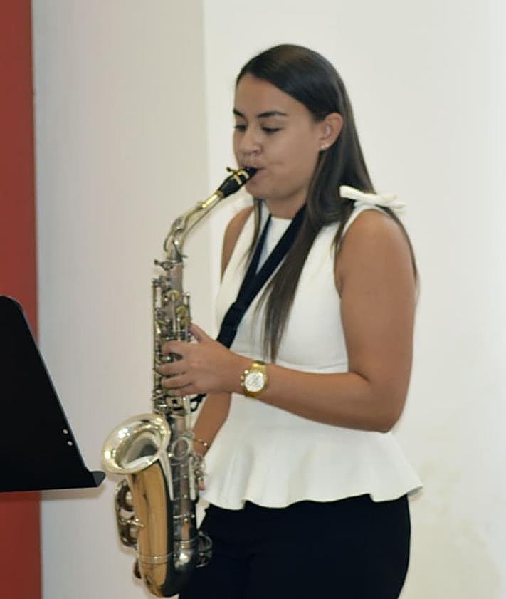 Imagen secundaria 2 - Arriba, Aday Medina en plena exhibición de Salto del Pastor. Debajo, Higinio Ojeda y Raúl Martín, en su doble charla sobre las marcas o teberites en las cabras y el lenguaje silbado. Y al lado, una de las actuaciones de Giselle Ramos.