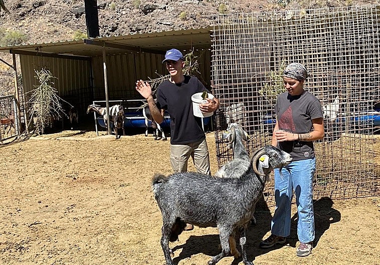 Víctor y Nayra, junto a sus cabras, durante la presentación de su quesería a los visitantes.