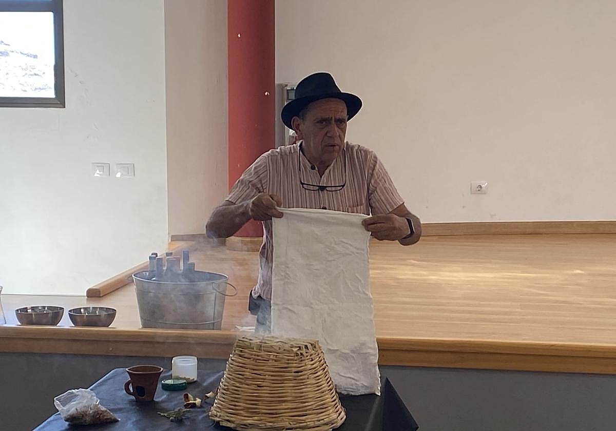 Vicente Díaz mostró cómo se perfumaban antiguamente los pañales de tela.