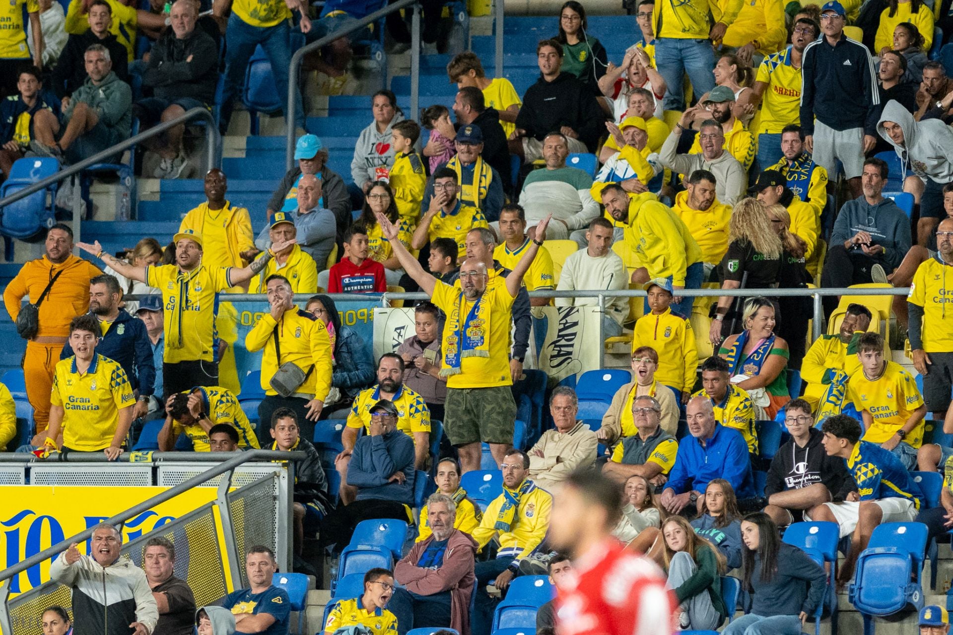 El público, ante el Almería la semana pasada.