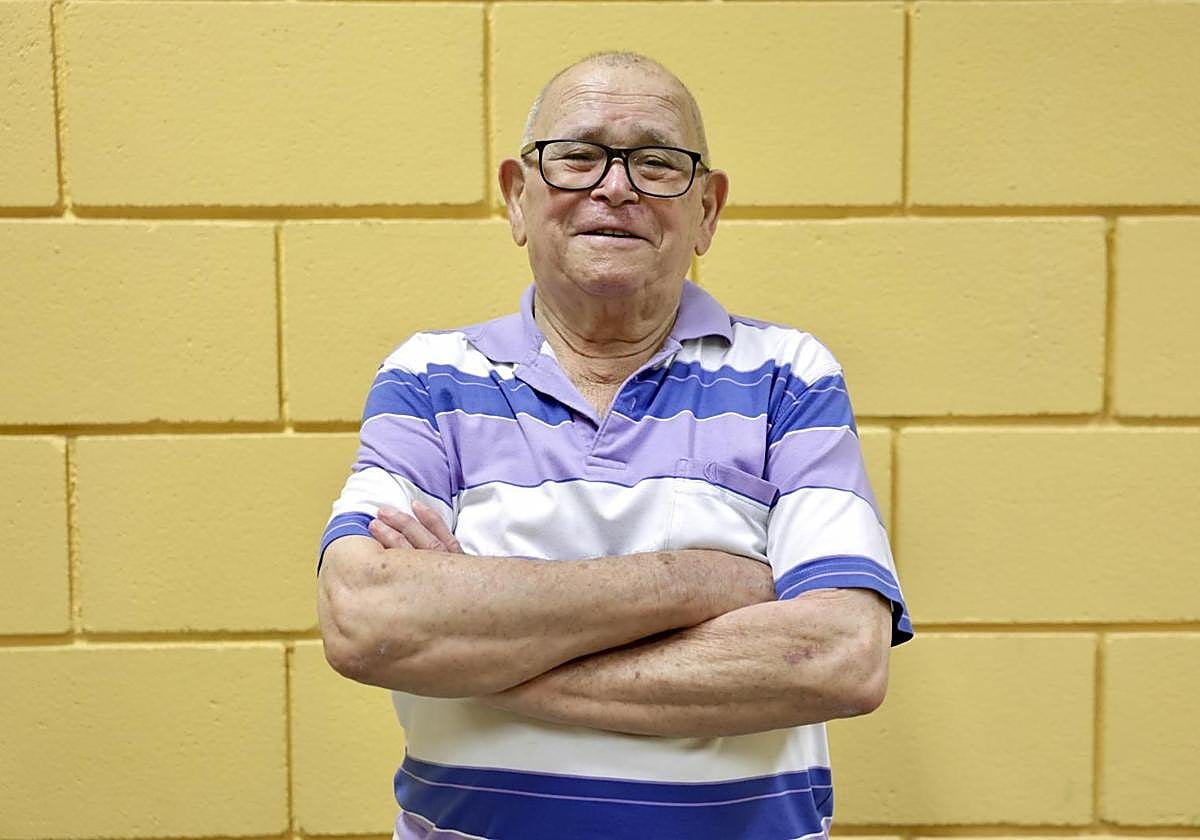 Juan Cordero posa en el barrio de La Feria, donde sus raíces se aferraron a la tierra en 1971.