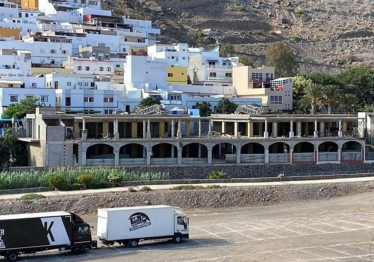 Vista del edificio abandonado y junto al barranco de Mogán.