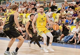 El ala-pívot catalán del Dreamland Gran Canaria, Eric Vila, busca la mejor opción en el encuentro de pretemporada contra La Laguna Tenerife.