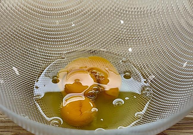 Dispondremos los huevos en una fuente