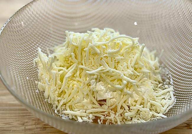 Añadimos la mitad del quesso para gratinar