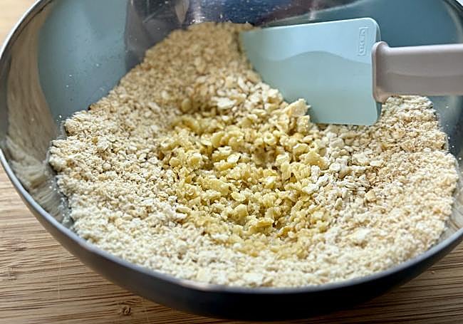 Mezclamos las galletas y la mantequilla