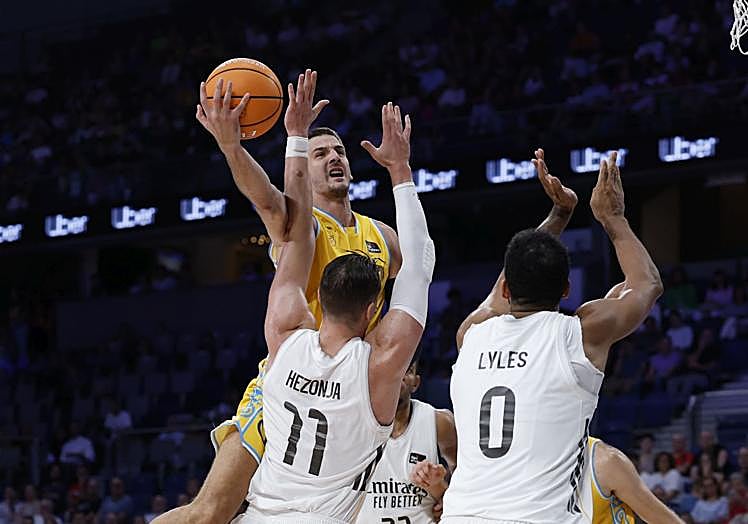 Brussino intenta anotar ante la defensa blanca. No fue tampoco el partido del argentino.