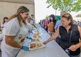 Reparto masivo de fabada en la fiesta de la manzana en Valleseco.