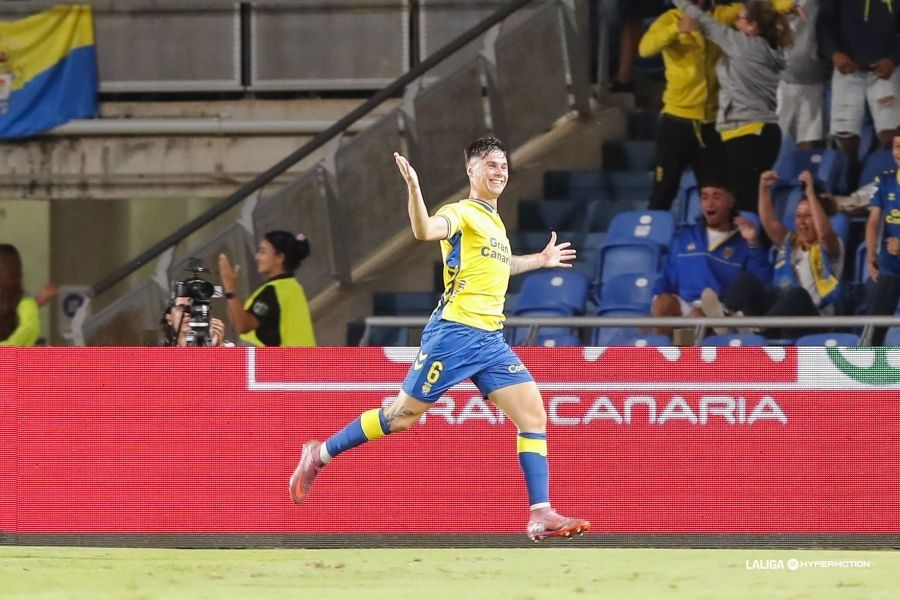 Barcia celebrando el tanto que le dió la victoria a la UD.