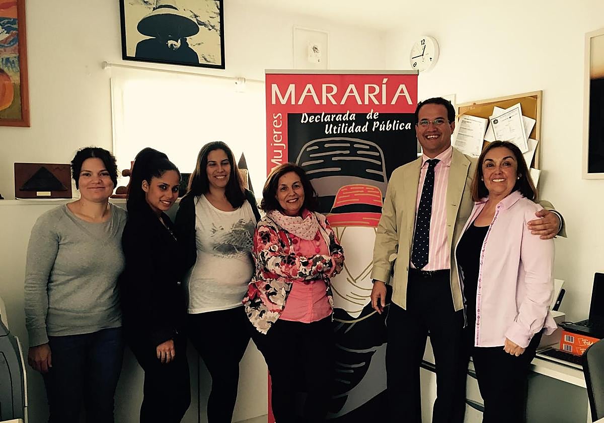 Javier Hidalgo con compañeras de la asociación Mararía.