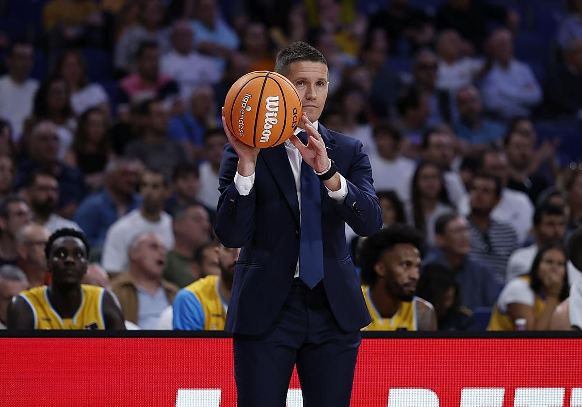 Lakovic sostiene el balón en un lance del encuentro en el Movistar Arena.