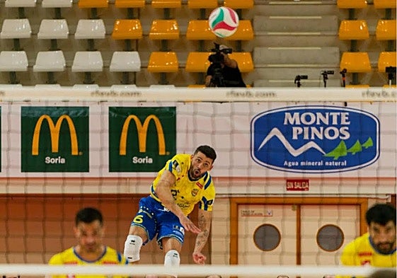 Walla Souza en pleno saque.