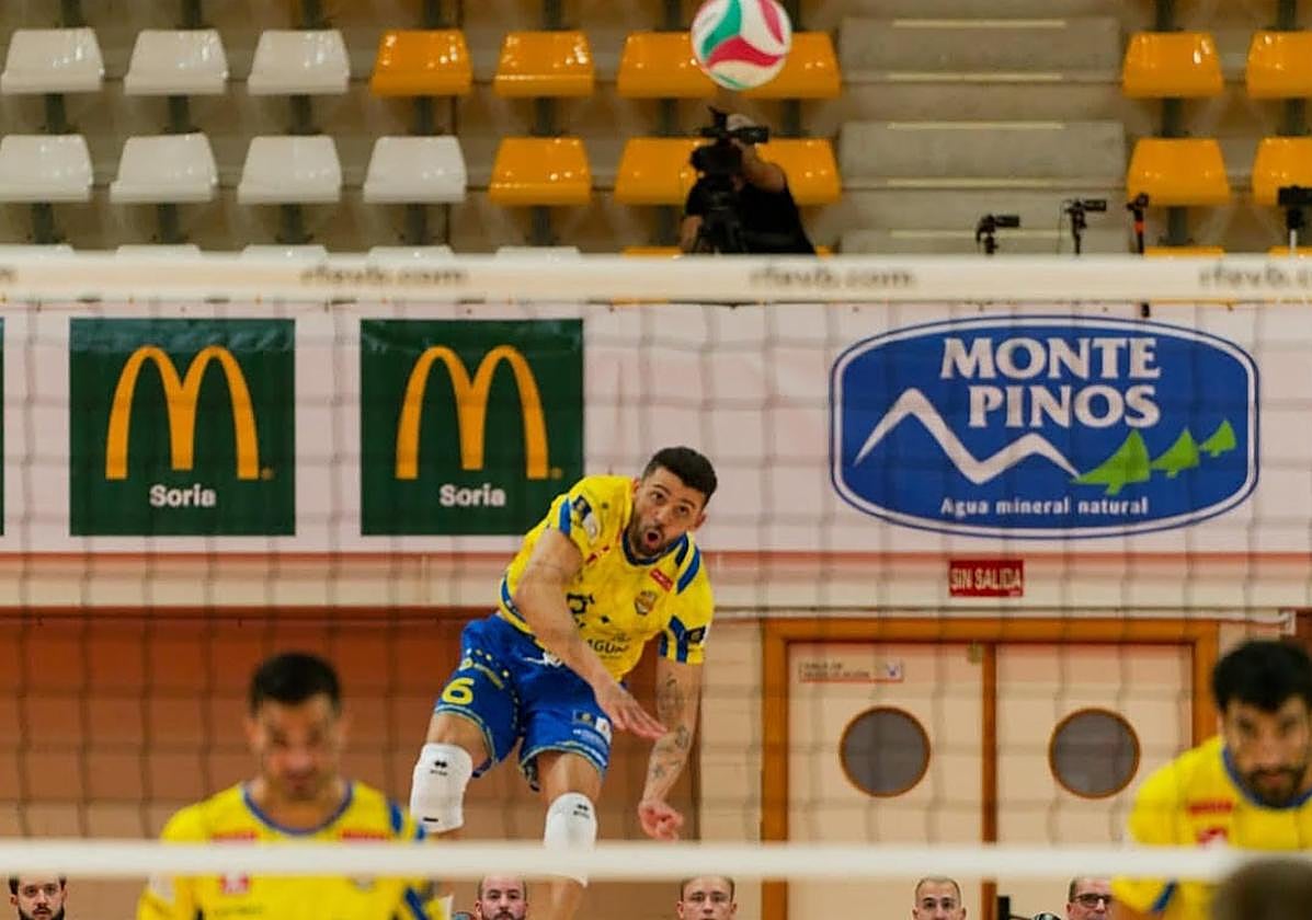 Walla Souza en pleno saque.