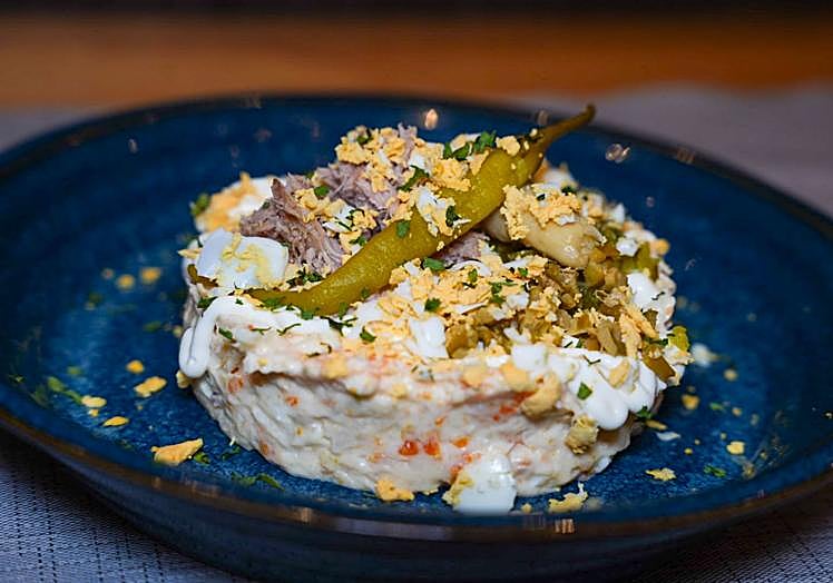Ensaladilla rusa con piparras y encurtidos.