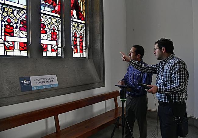 Los especialistas Octavio Vega y Pedro Luis Jiménez, delante de una de las vidrieras.