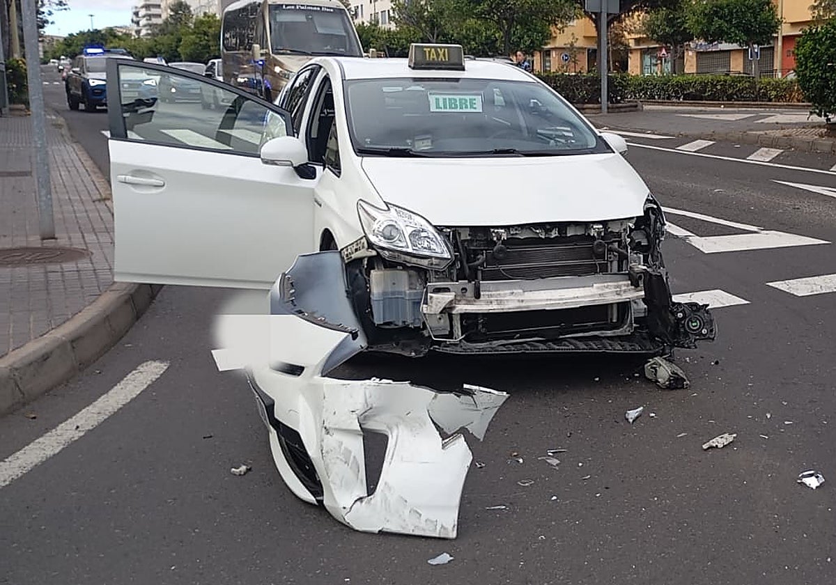 Imagen del taxi accidentado en Siete Palmas.