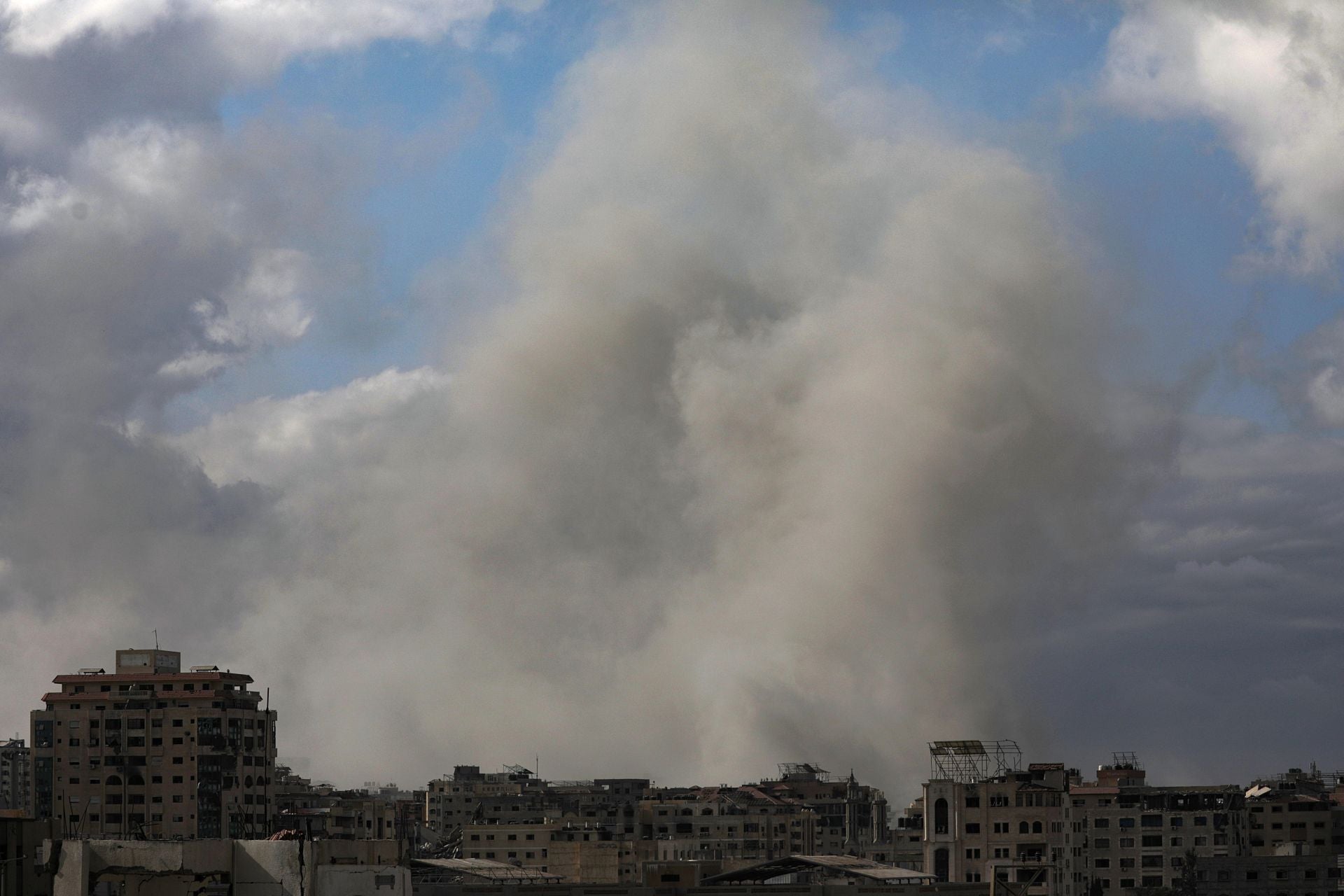 Humo provocado por los ataques israelís.