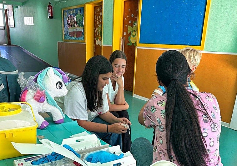 Una enfermera escolar vacuna a un pequeño en el colegio de Agüimes.
