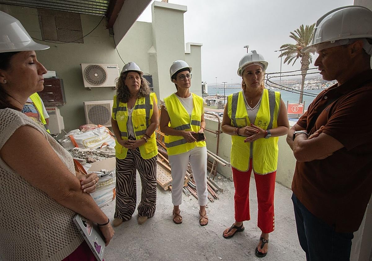 La presidenta majorera Lola García, acompañada de las consejeras Lolina Negrín y Marlene Figueroa, escucha a los técnicos.