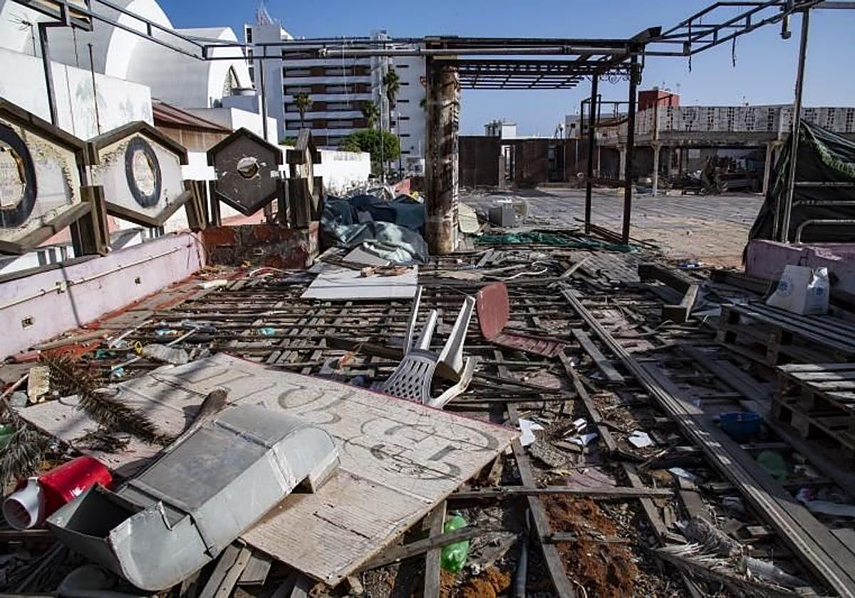 Vista parcial del estado de abandono que presenta el centro comercial.