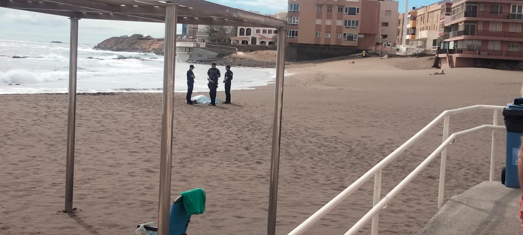 Imagen de la Policía Nacional custodiando el cuerpo.