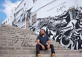 Derque Castellano, en el mural de las Escuevas, en Puerto del Rosario, que incluye el texto de Unamuno en los peldaños de la escalera.